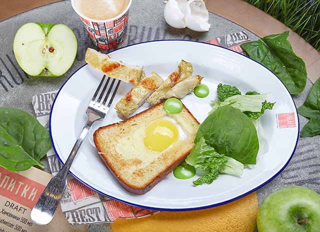 Фото - Рецепт для воскресного завтрака: яичница в хлебе с цыпленком и бальзамическим соусом