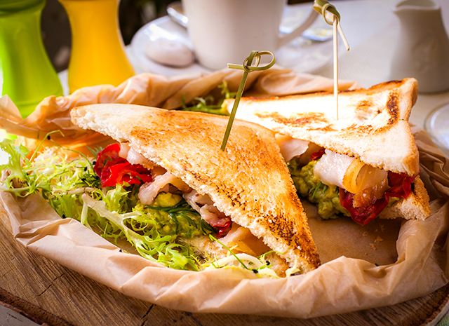 Фото - Рецепт для воскресного завтрака: сэндвич с авокадо и масляной рыбой