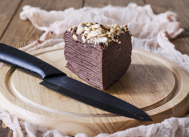 Фото - Первый день Масленицы: рецепт блинного торта с шоколадом и маскарпоне