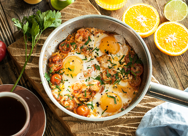 Фото - Рецепт для воскресного завтрака: яичница-глазунья с креветками