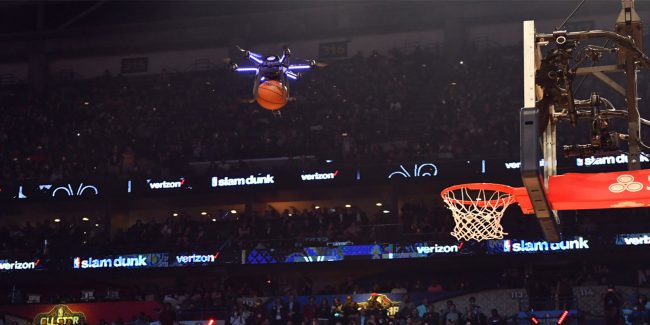 Фото - Дрон компании Intel дал пас баскетболисту