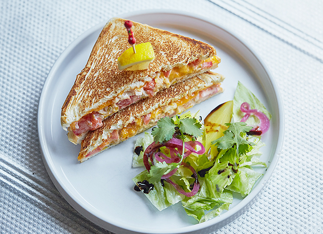 Фото - Рецепт для воскресного завтрака: сэндвич с треской и соусом спайси