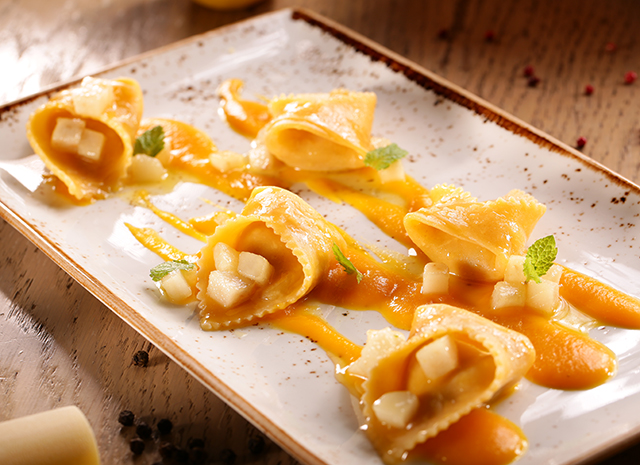 Фото - Итальянский ужин: сырные равиоли с тыквенным муссом