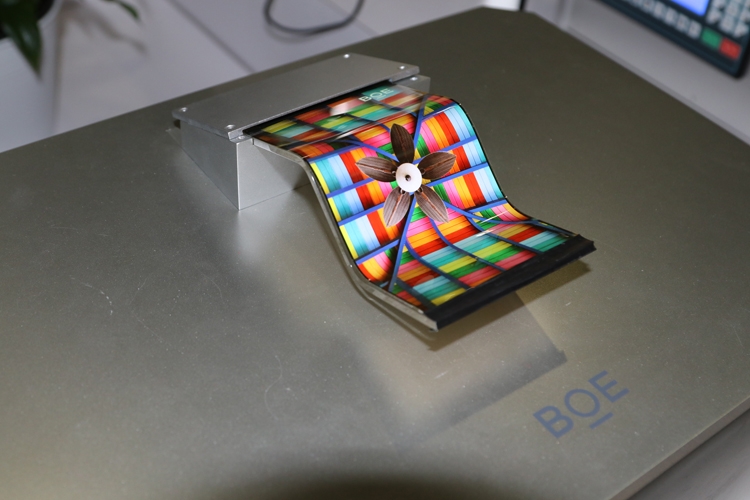 Фото - Huawei и BOE могут выпустить складной смартфон с огромным дисплеем»