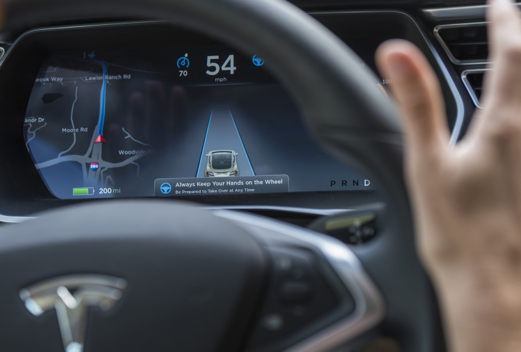 Фото - За секунды до аварии Tesla Model X увеличил скорость»
