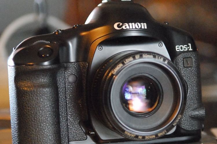 Фото - Конец эпохи: Canon прекратила продажи плёночной камеры EOS-1v»