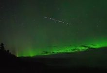 Фото - Фото дня: спутники SpaceX Starlink пролетают на фоне полярного сияния