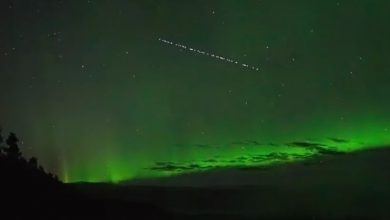 Фото - Фото дня: спутники SpaceX Starlink пролетают на фоне полярного сияния
