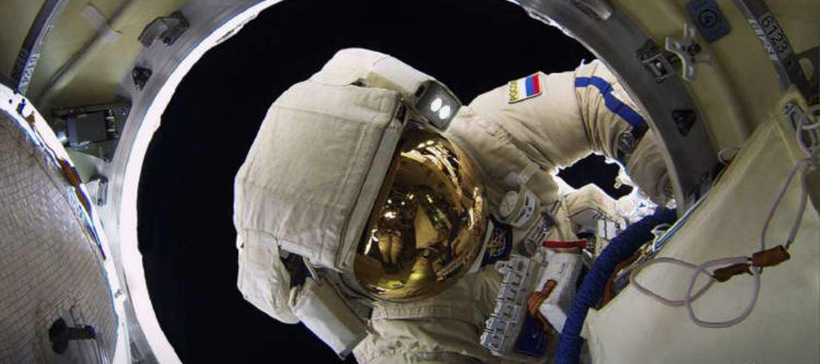 Фото - Российские космонавты в открытом космосе подготовили к работе европейский роботизированный манипулятор