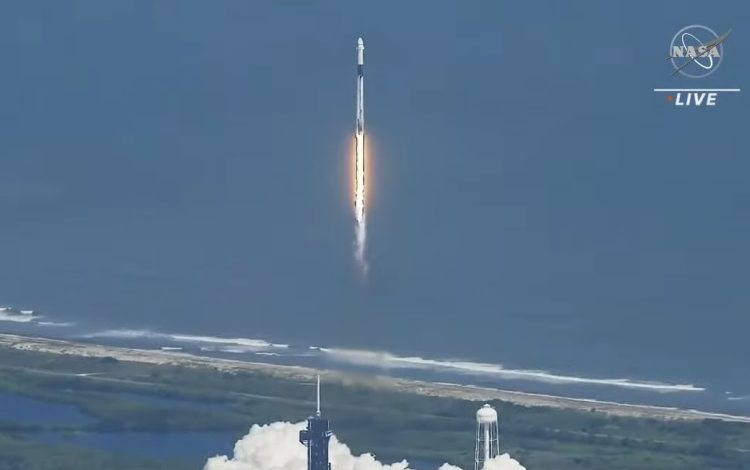 Фото - SpaceX запустила к МКС корабль Crew Dragon с тремя астронавтами и российским космонавтом Анной Кикиной